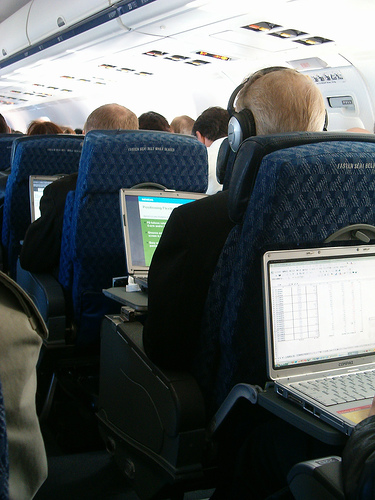 laptop-facebook-twitter-vliegtuig