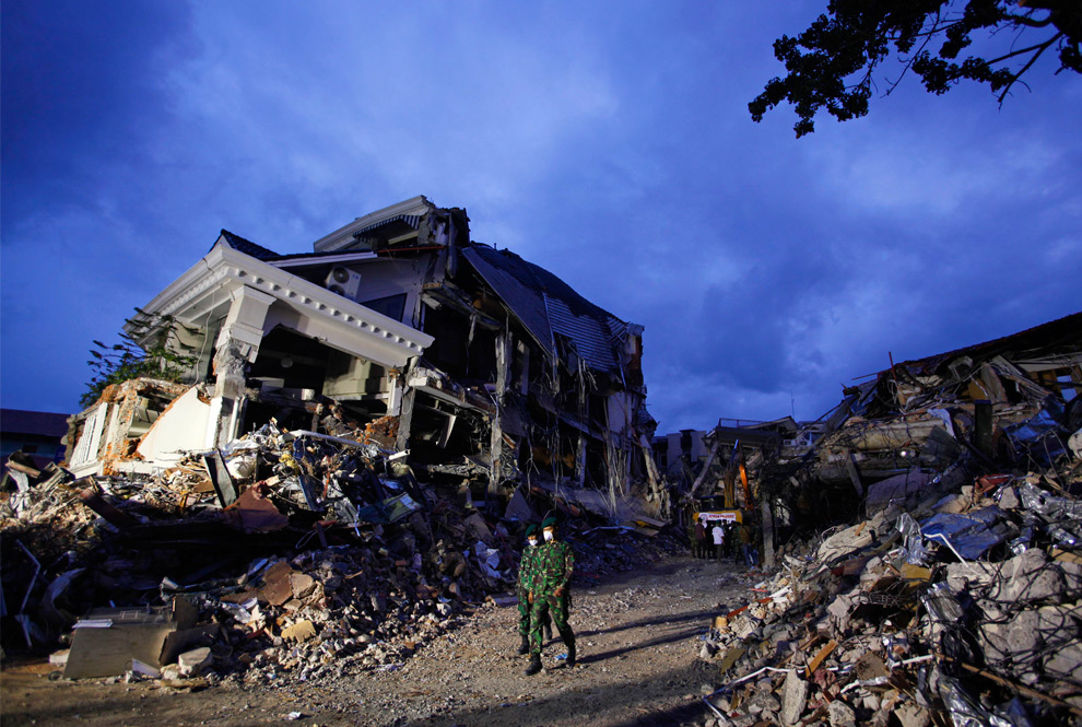 Een ingestort hotel in Haiti. 9 Nederlanders verblven waarschijnlijk in een van deze hotels