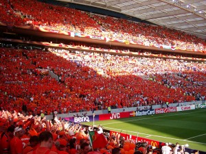 Zo veel oranjesupporters zullen er in de stadions in Zuid Afrika niet zitten