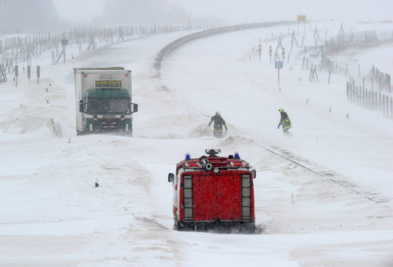 Hulpverleners bevrijden reizigers uit de sneeuw
