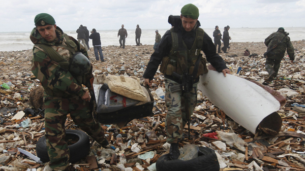 Foto: AP - Het leger haalt aagespelde brokstukken van het strand. Deze brokstukken van de Boeing 737-800 van Ethiopian Airlines kunnen mogelijk meer duidelijkheid geven over de oorzaak