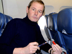 Foto: Sunday Express: Stuart Clarke in vliegtuig met injectiespuit